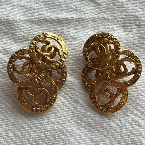 Vintage Chanel CC Cluster Clip On Earrings - Picture 4 of 11